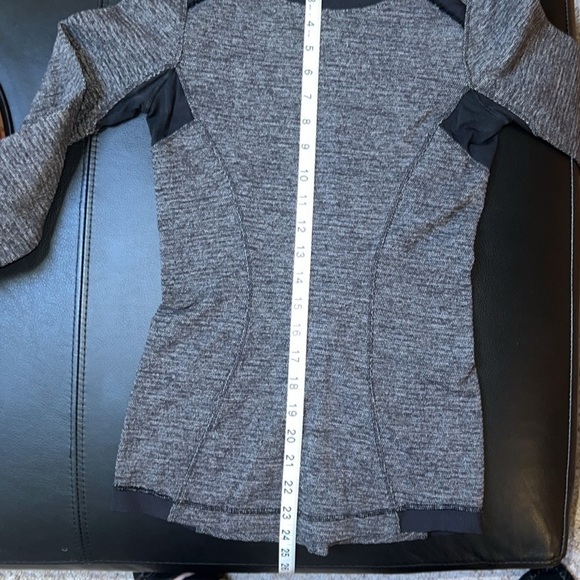 {EUC LuluLemon Base Runner Long Sleeve Top Mini Pique Heathered Black Size 4} - Picture 13 of 14